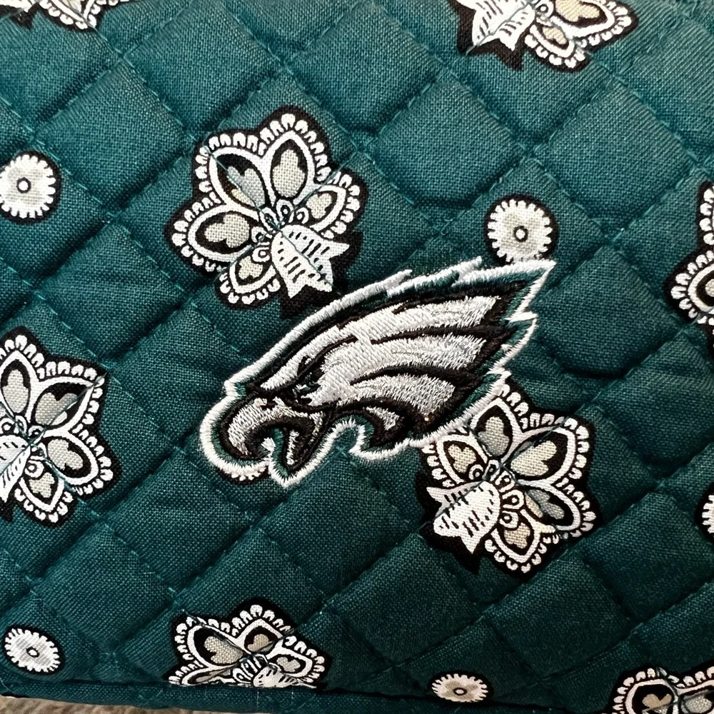 NWT Vera Bradley Phila Eagles NFL RFID Small Stadium Crossbody Bag Sold Out - Picture 2 of 5